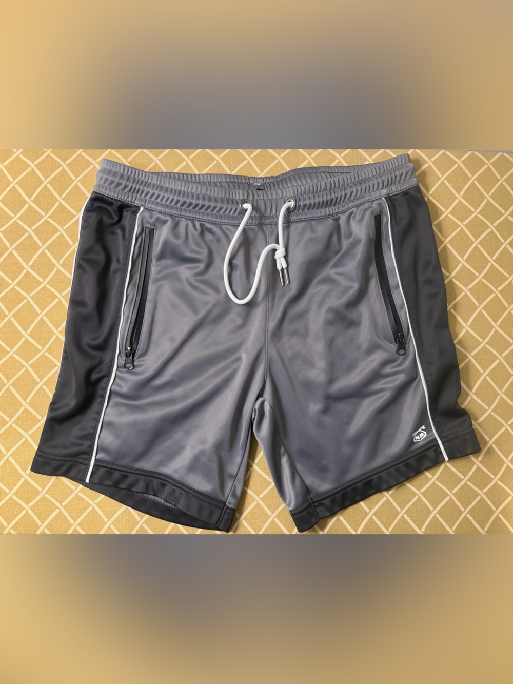 Nasty Pig Men’s Large Gray Black Athletic Gym Shorts Zip Pockets Drawstrin